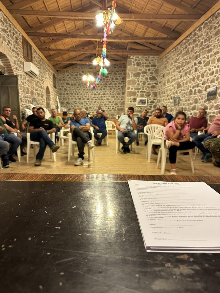 Συνάντηση ανθρώπων της παραγωγής σε παραδοσιακή αίθουσα της Λέσβου