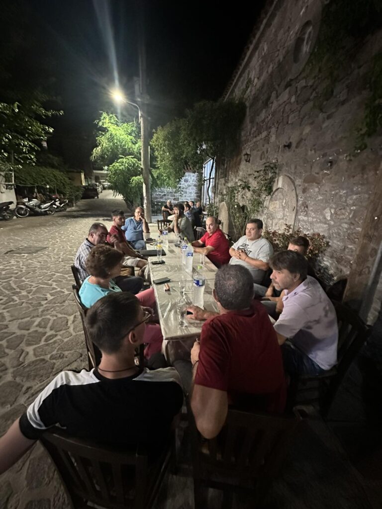 Βραδινός διάλογος με ανθρώπους της τοπικής κοινωνίας σε χωριό της Λέσβου