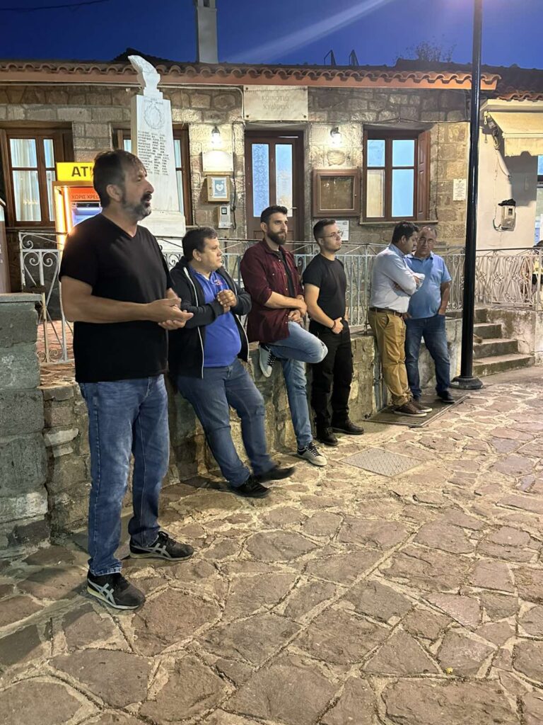 Εκπρόσωποι του Παλλεσβιακού Φορέα συνομιλούν με κατοίκους σε πλατεία χωριού
