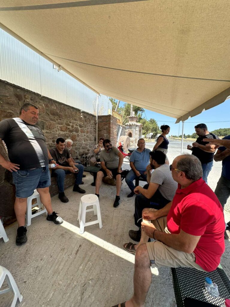 Συζήτηση παραγωγών και κατοίκων σε υπαίθριο χώρο στη Λέσβο